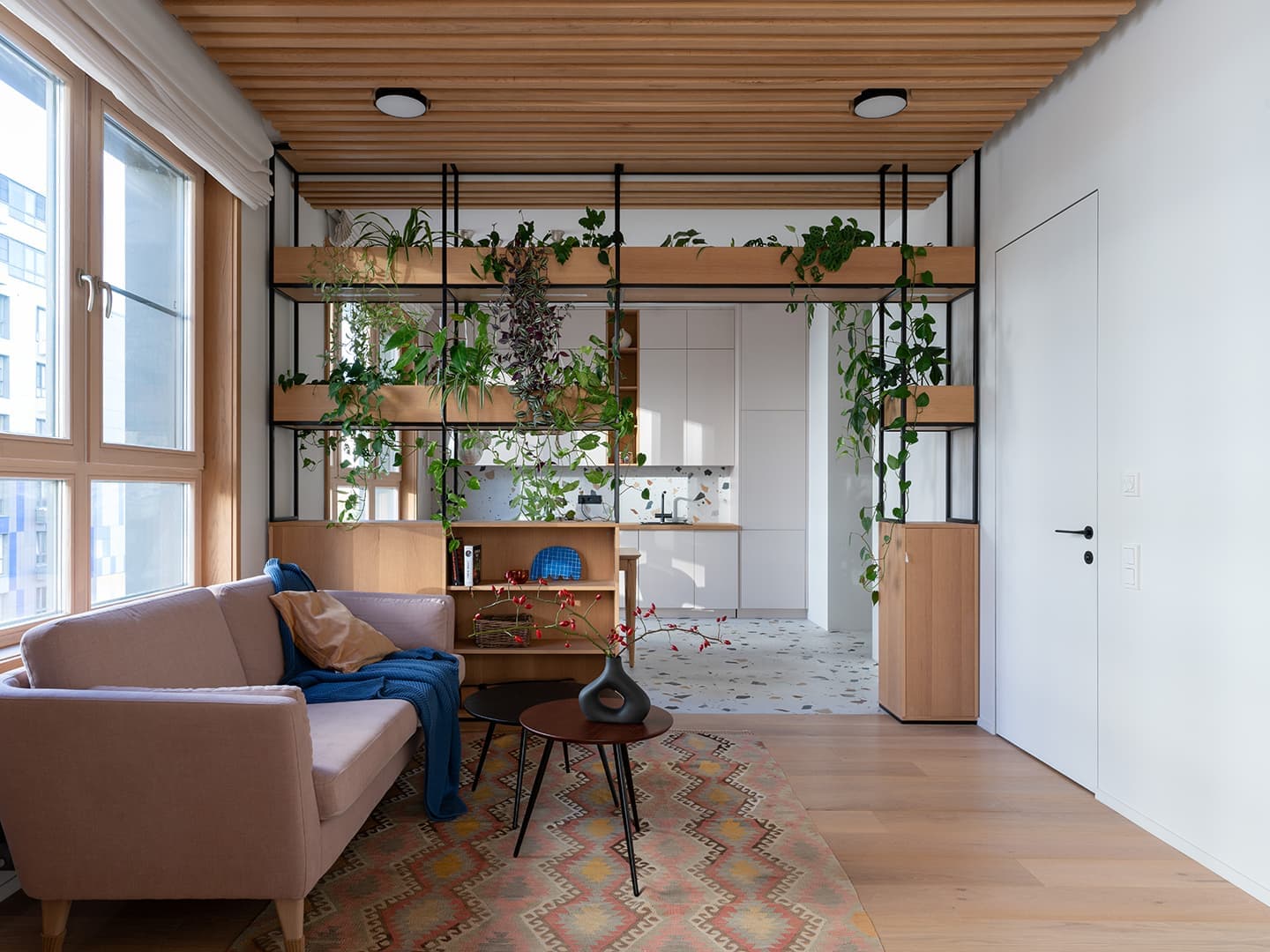 Медитативный интерьер московской квартиры с яркими деталями и живыми растениями — проект дизайн-студии КубКвадрат