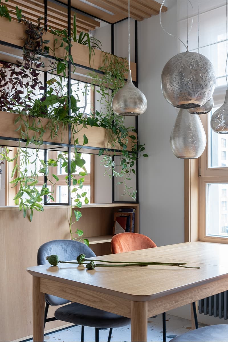 Медитативный интерьер московской квартиры с яркими деталями и живыми растениями — проект дизайн-студии КубКвадрат