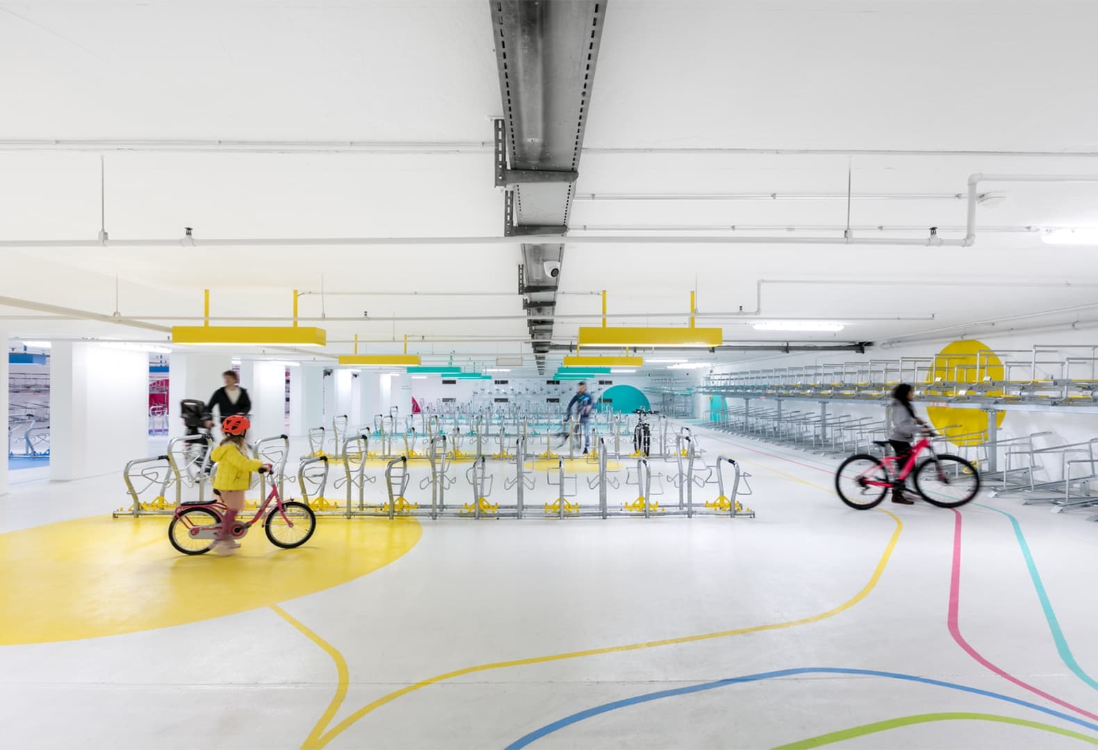 Парковка для велосипедов на месте старого гаража, студия Tafkal. Фото: Nikolay Kazakov