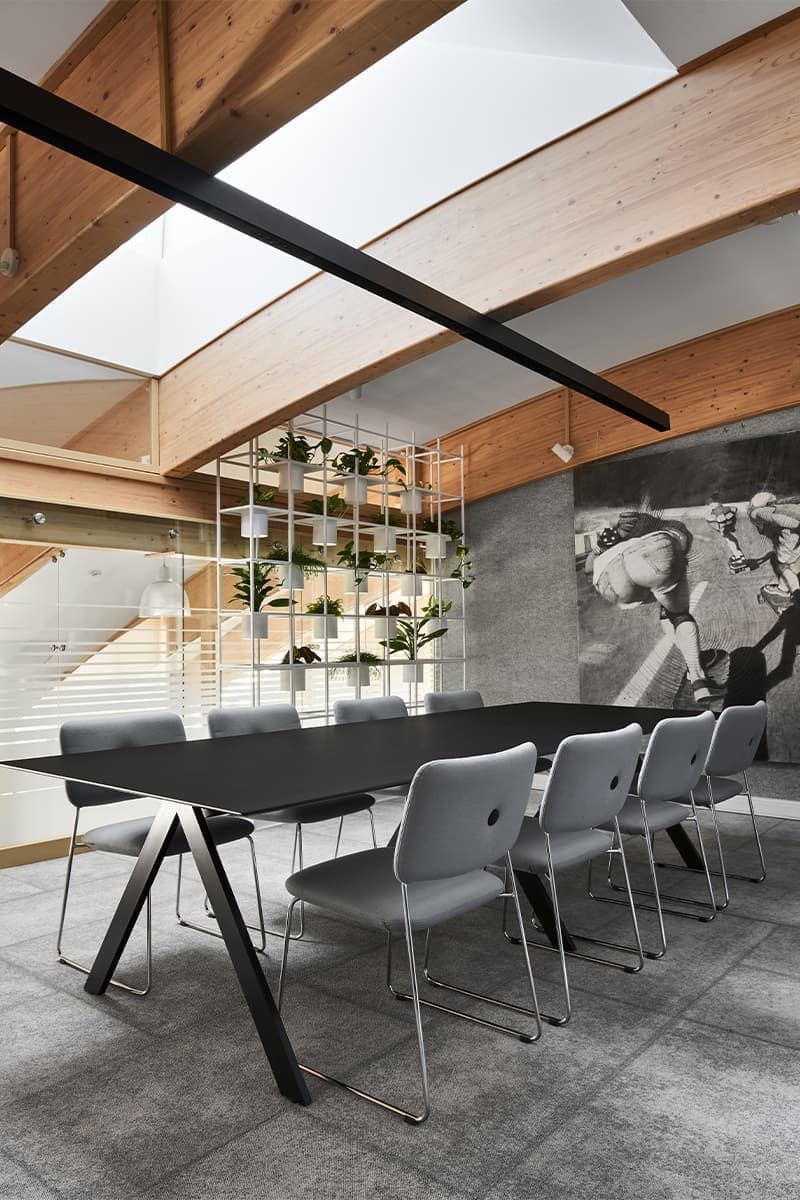 Уютный интерьер петербургского офиса с панорамным остеклением — проект студии дизайна общественных пространств Designic