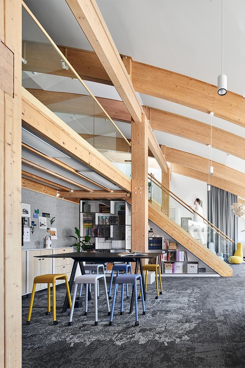 Уютный интерьер петербургского офиса с панорамным остеклением — проект студии дизайна общественных пространств Designic