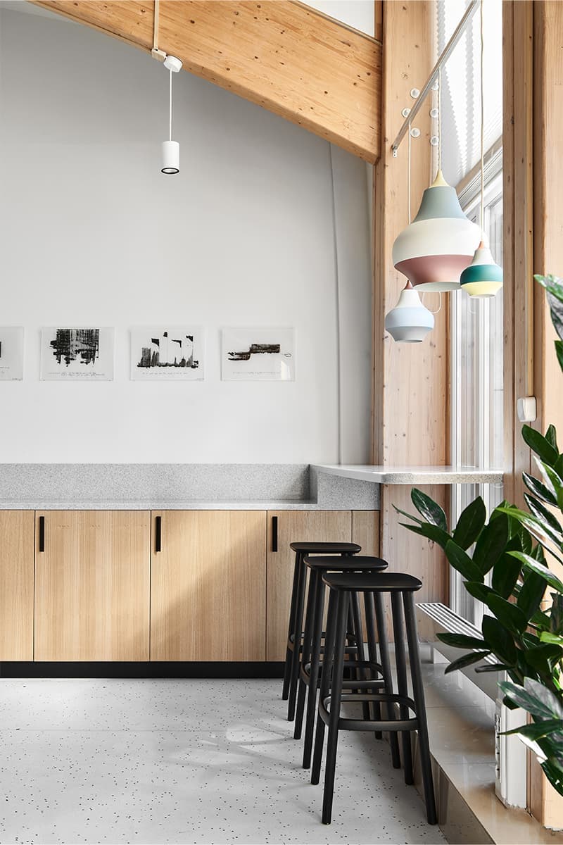 Уютный интерьер петербургского офиса с панорамным остеклением — проект студии дизайна общественных пространств Designic