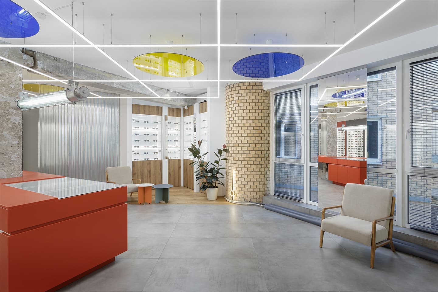 Яркие цветовые сочетания и оммажи авангарду в интерьере московского салона оптики — проект LSD Bureau