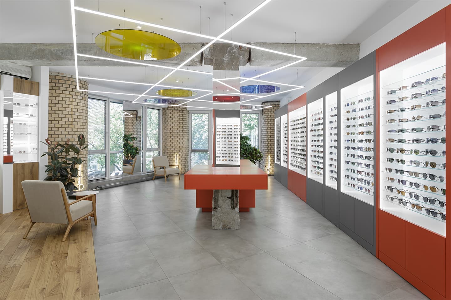 Яркие цветовые сочетания и оммажи авангарду в интерьере московского салона оптики — проект LSD Bureau