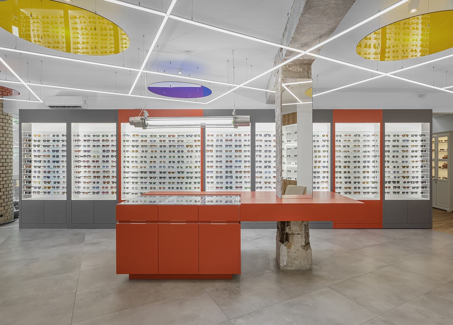Яркие цветовые сочетания и оммажи авангарду в интерьере московского салона оптики — проект LSD Bureau