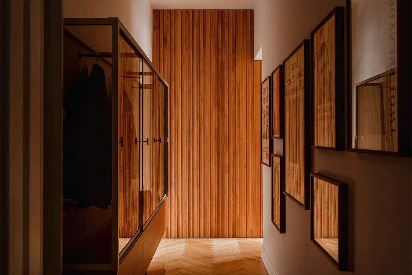 Дерево, лепнина и винтажная мебель: воздушный интерьер квартиры в центре Гданьска — проект студии Akurat