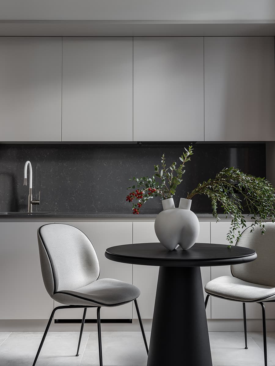 Монохромная палитра в интерьере компактной квартиры под сдачу — проект Attic Studio