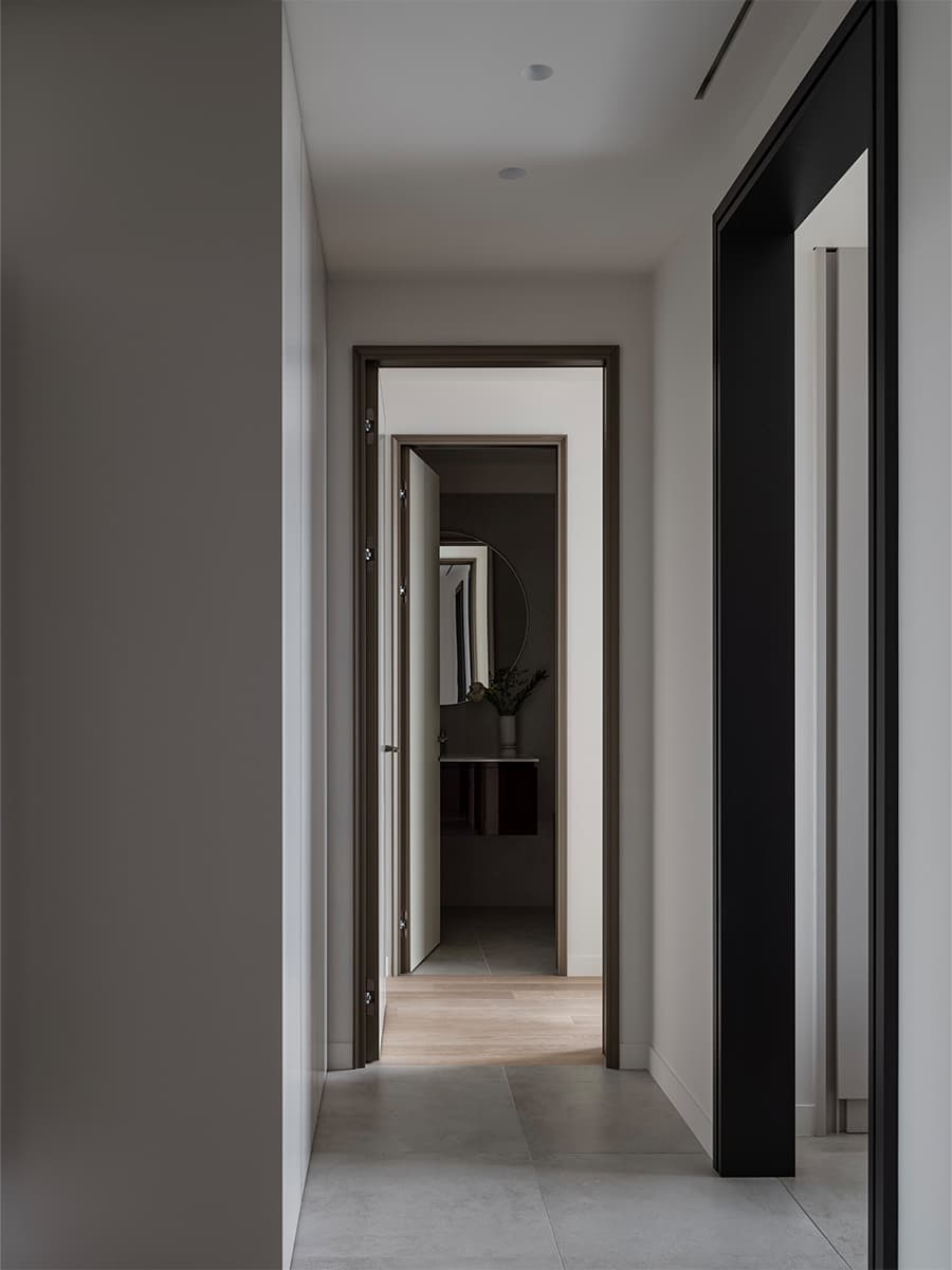 Монохромная палитра в интерьере компактной квартиры под сдачу — проект Attic Studio