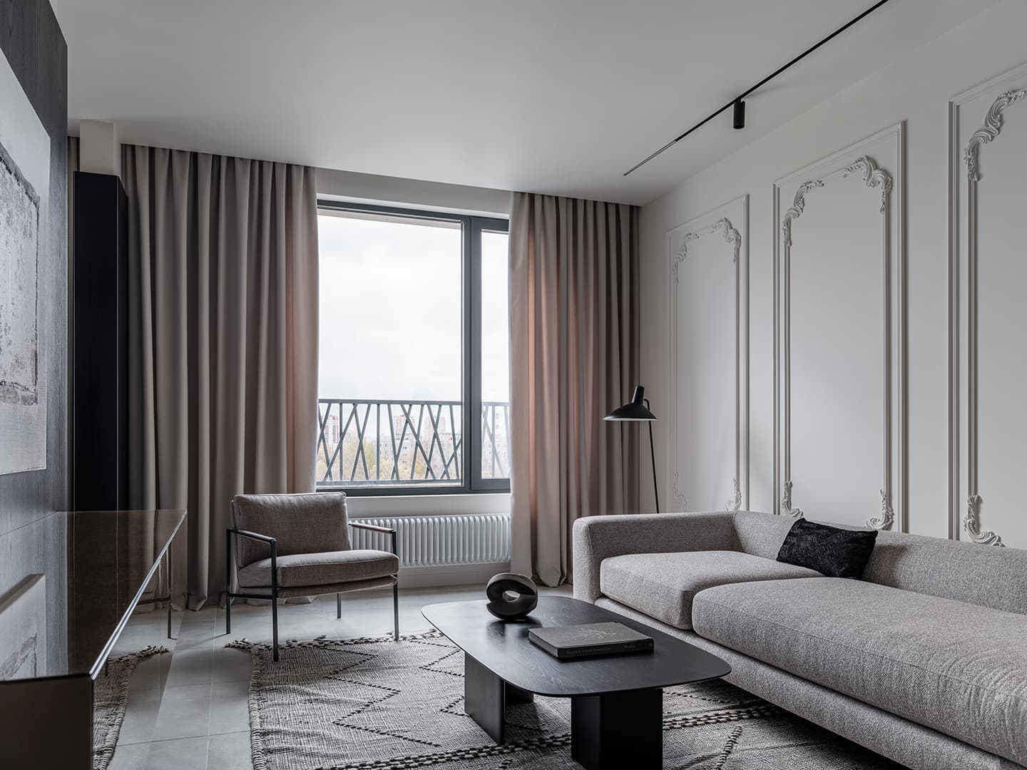 Монохромная палитра в интерьере компактной квартиры под сдачу — проект Attic Studio