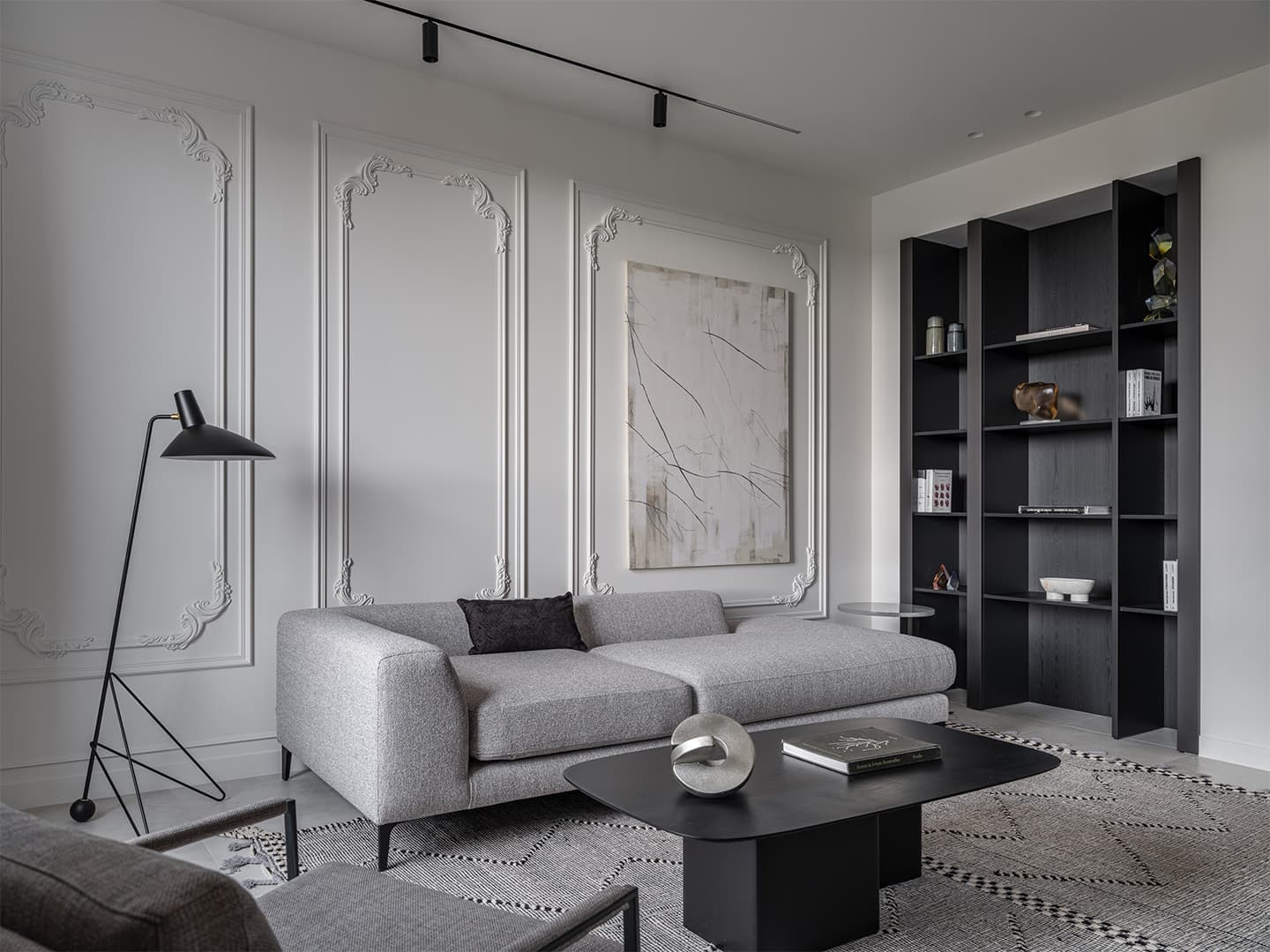 Монохромная палитра в интерьере компактной квартиры под сдачу — проект Attic Studio