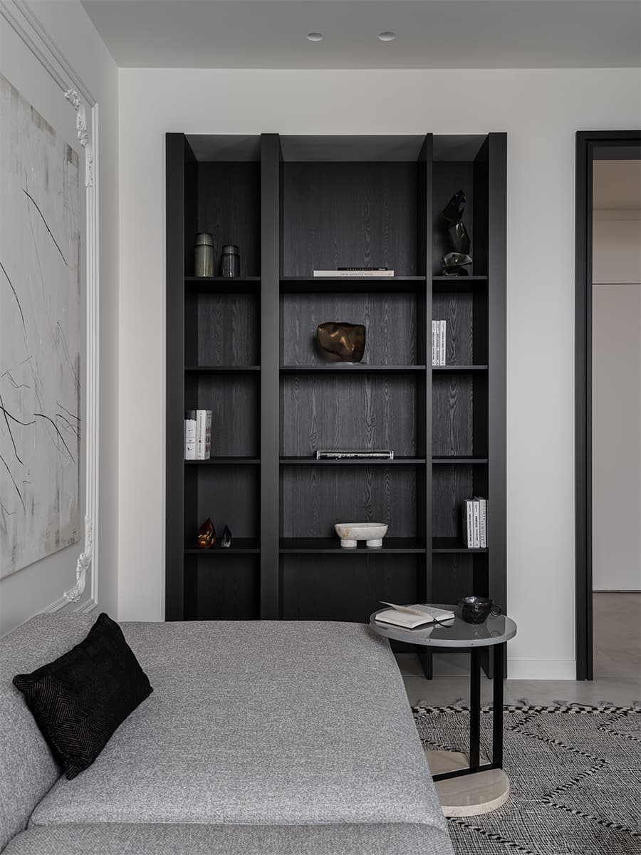Монохромная палитра в интерьере компактной квартиры под сдачу — проект Attic Studio