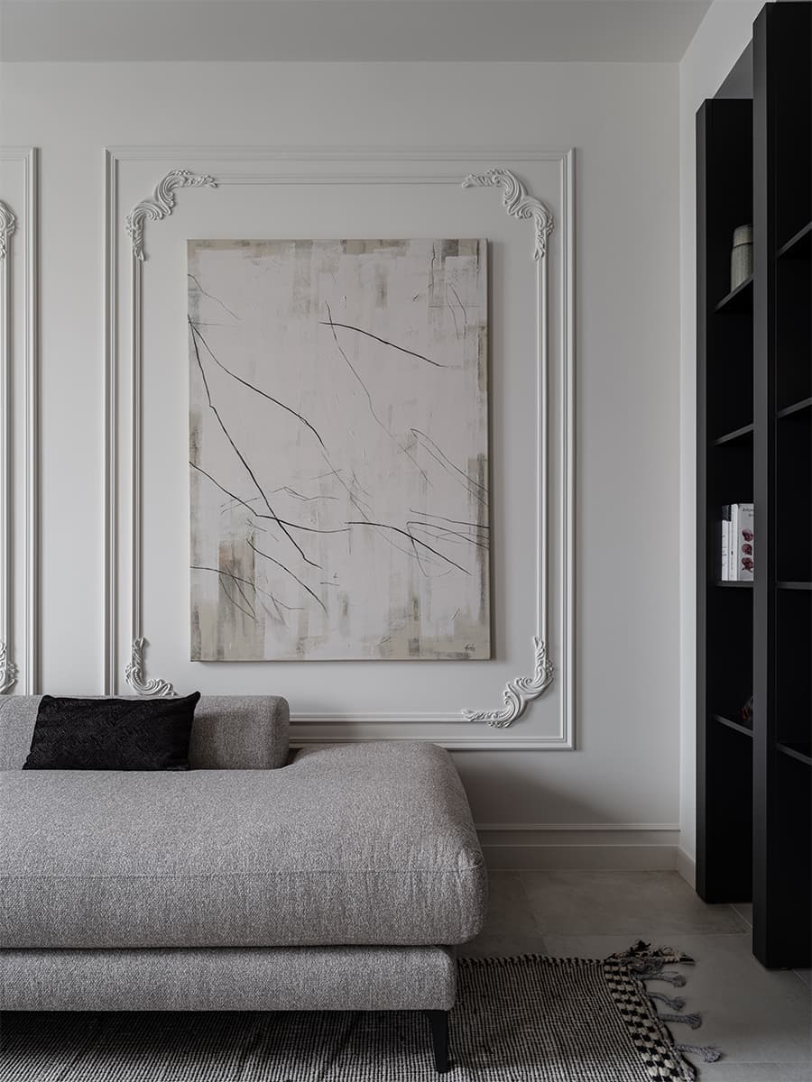 Монохромная палитра в интерьере компактной квартиры под сдачу — проект Attic Studio