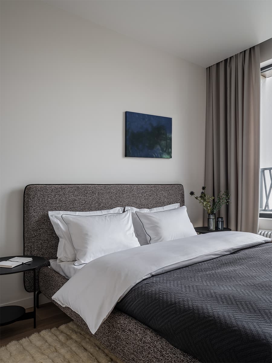 Монохромная палитра в интерьере компактной квартиры под сдачу — проект Attic Studio