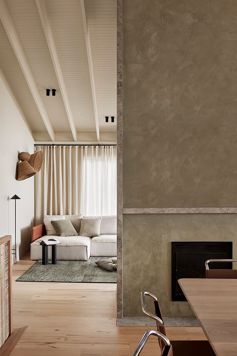 Песочные тона и стальные детали в интерьере двухэтажного дома на побережье Сорренто — проект Фионы Линч