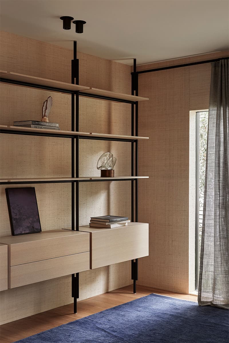 Песочные тона и стальные детали в интерьере двухэтажного дома на побережье Сорренто — проект Фионы Линч