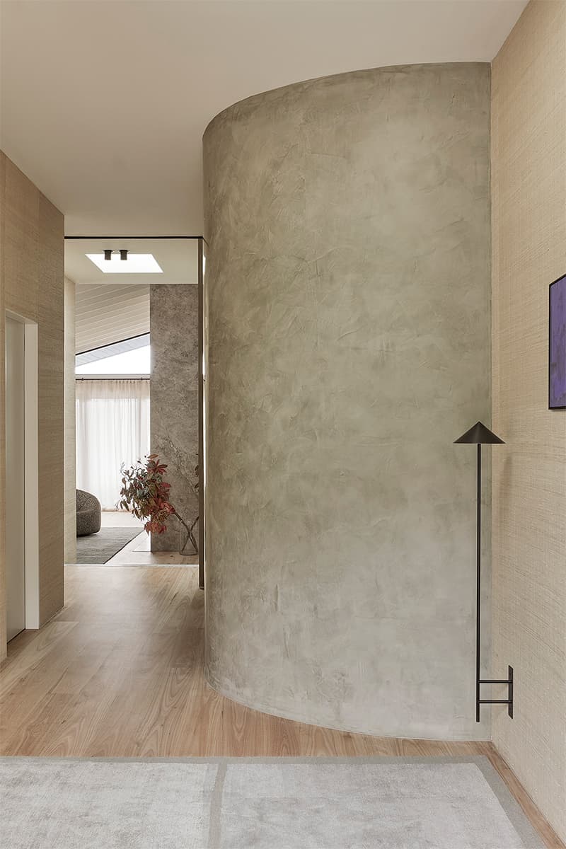 Песочные тона и стальные детали в интерьере двухэтажного дома на побережье Сорренто — проект Фионы Линч