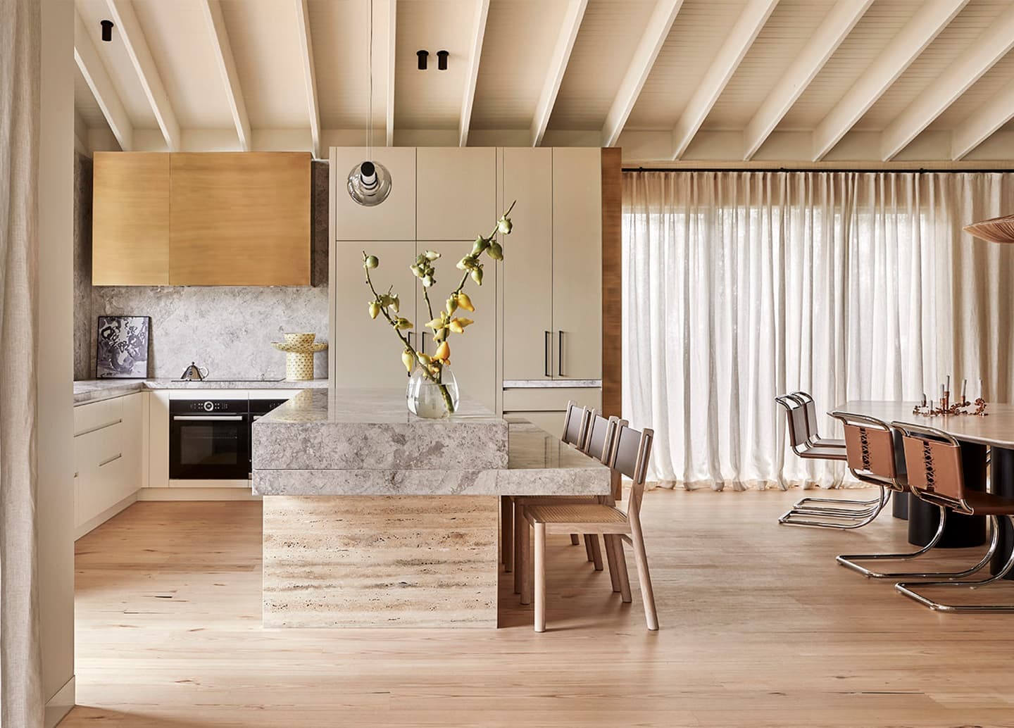 Песочные тона и стальные детали в интерьере двухэтажного дома на побережье Сорренто — проект Фионы Линч