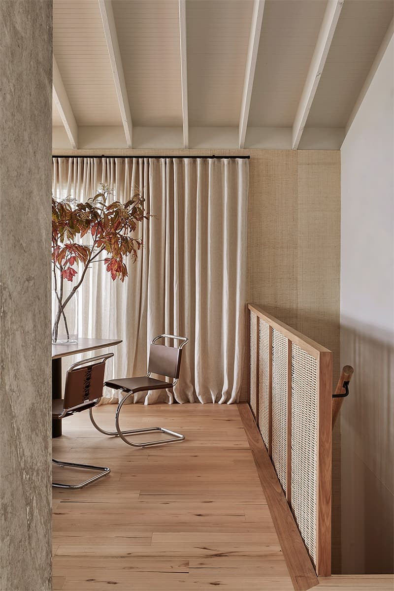 Песочные тона и стальные детали в интерьере двухэтажного дома на побережье Сорренто — проект Фионы Линч