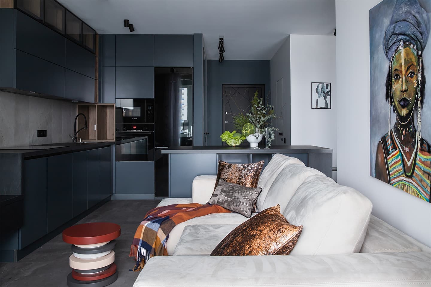 Монохромные тона в интерьере квартиры площадью 48 квадратных метров — проект Алены Жаворонковой