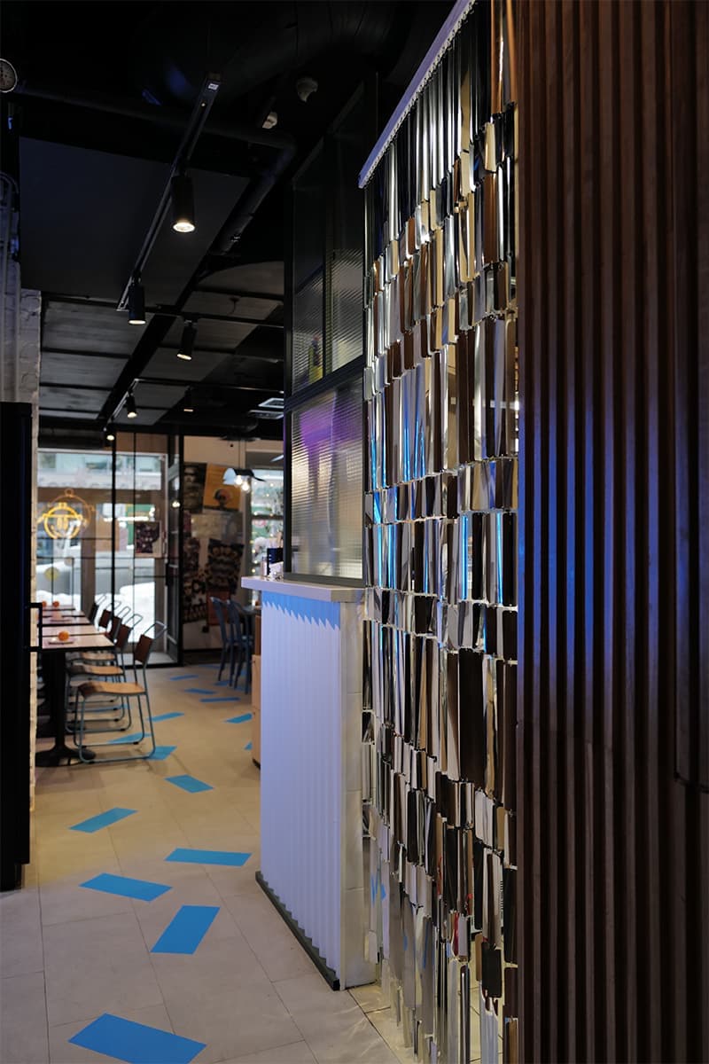 Яркий интерьер небольшого кафе израильской кухни — проект бюро UTRO