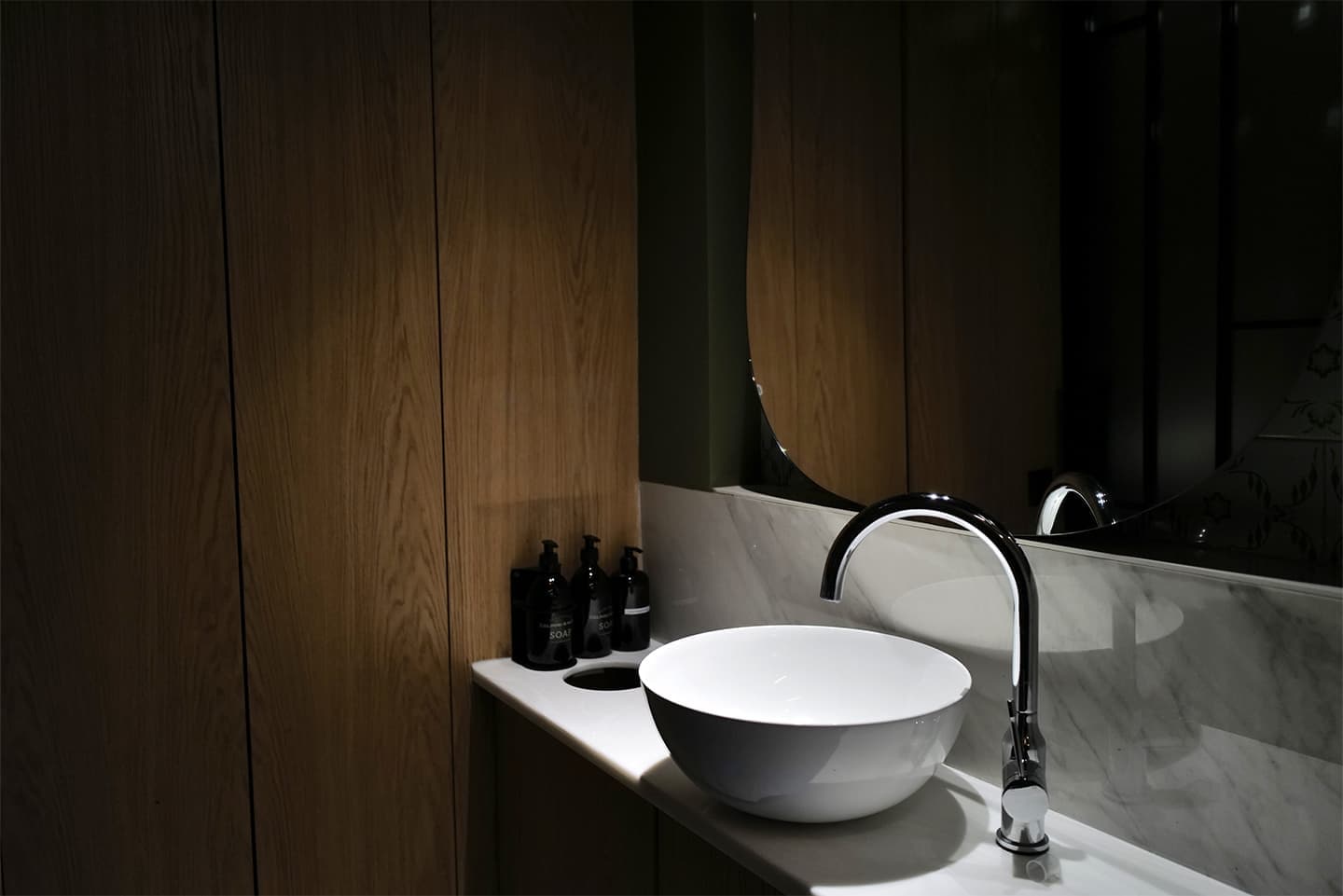 Яркий интерьер небольшого кафе израильской кухни — проект бюро UTRO