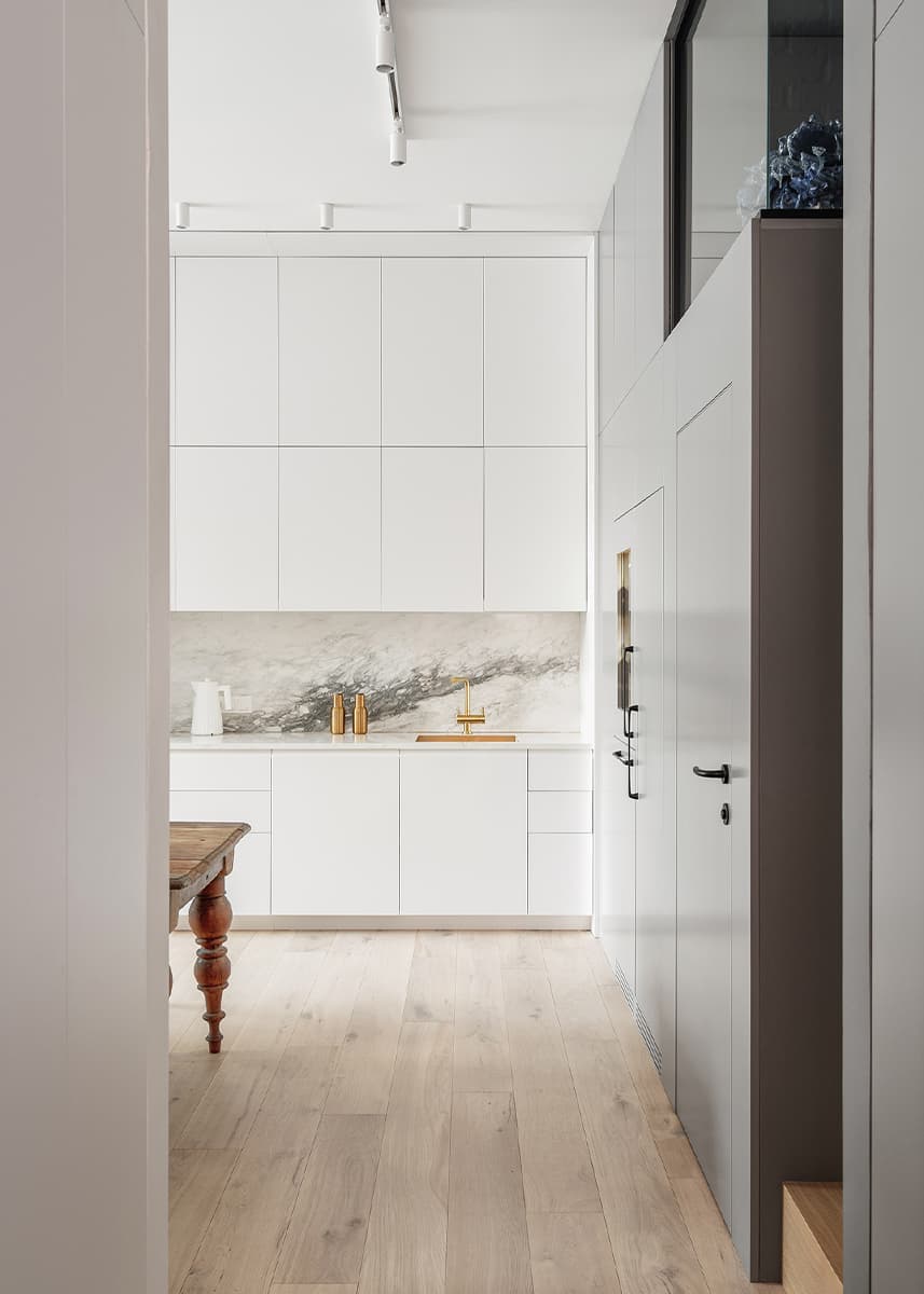 Светлый интерьер видовой квартиры с антресолью — проект студии INT2 architecture