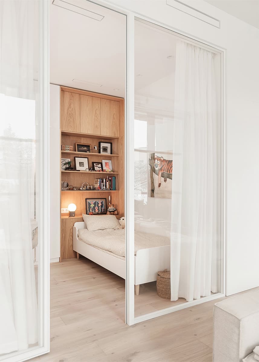 Светлый интерьер видовой квартиры с антресолью — проект студии INT2 architecture