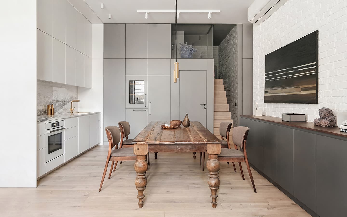 Светлый интерьер видовой квартиры с антресолью — проект студии INT2 architecture