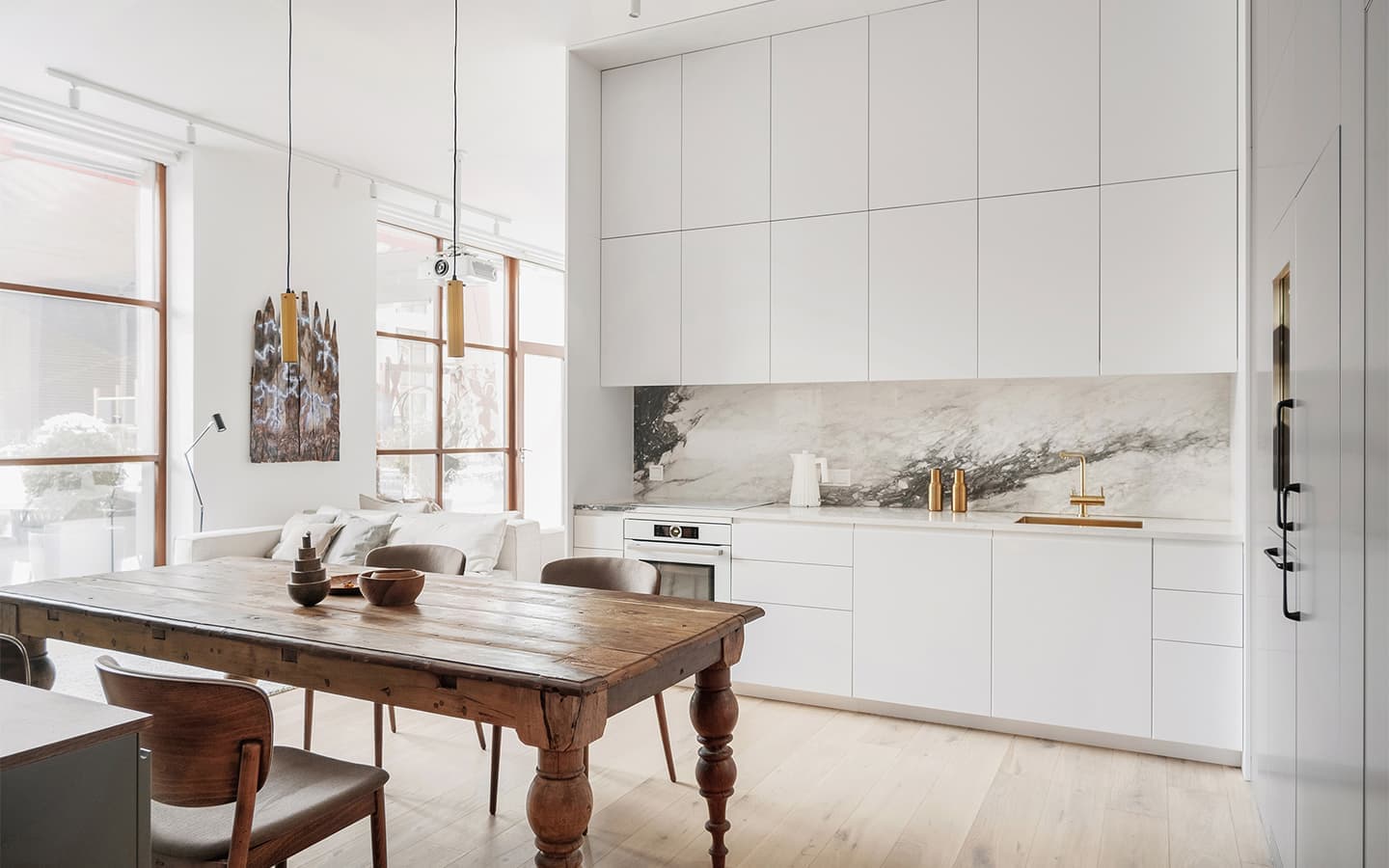 Светлый интерьер видовой квартиры с антресолью — проект студии INT2 architecture