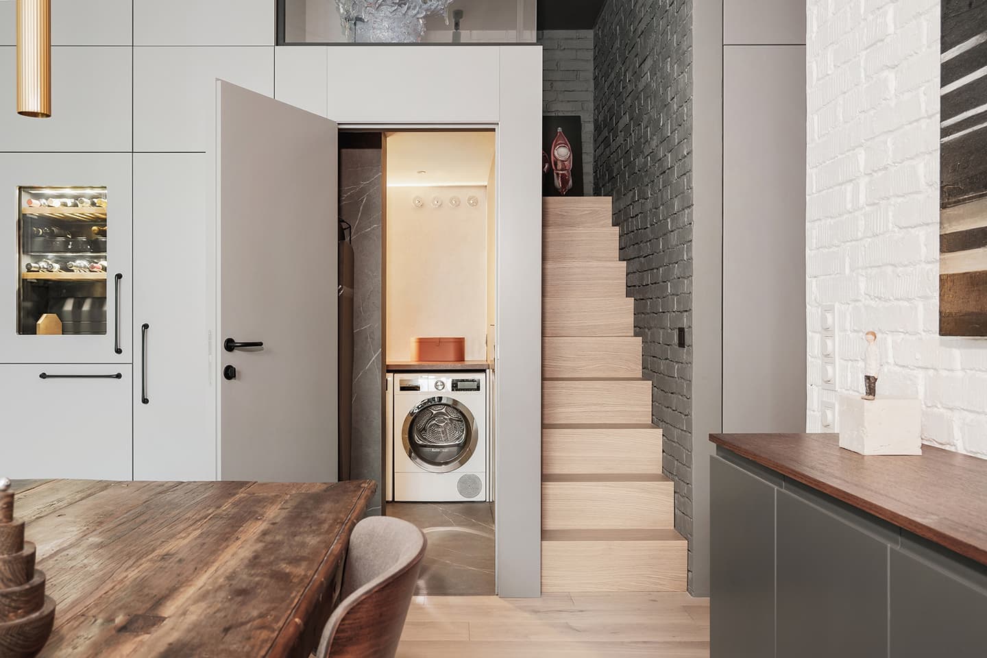 Светлый интерьер видовой квартиры с антресолью — проект студии INT2 architecture