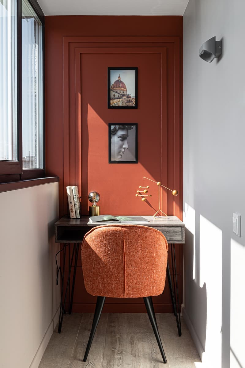 Яркий интерьер квартиры с акцентным кубом санузла и кабинетом в лоджии — проект Евгении Акимовой