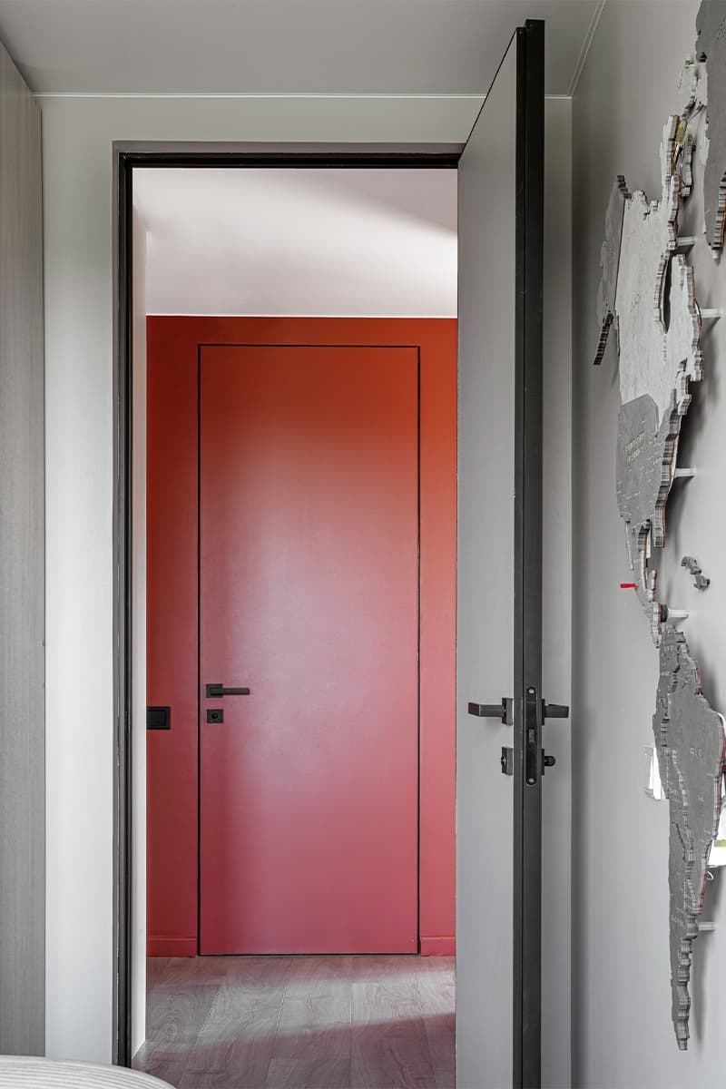 Яркий интерьер квартиры с акцентным кубом санузла и кабинетом в лоджии — проект Евгении Акимовой