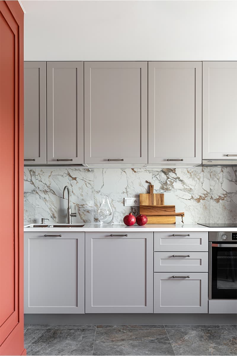 Яркий интерьер квартиры с акцентным кубом санузла и кабинетом в лоджии — проект Евгении Акимовой