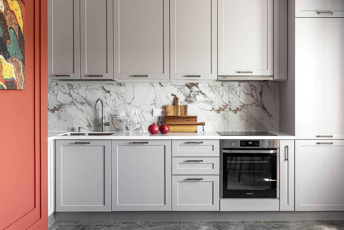 Яркий интерьер квартиры с акцентным кубом санузла и кабинетом в лоджии — проект Евгении Акимовой