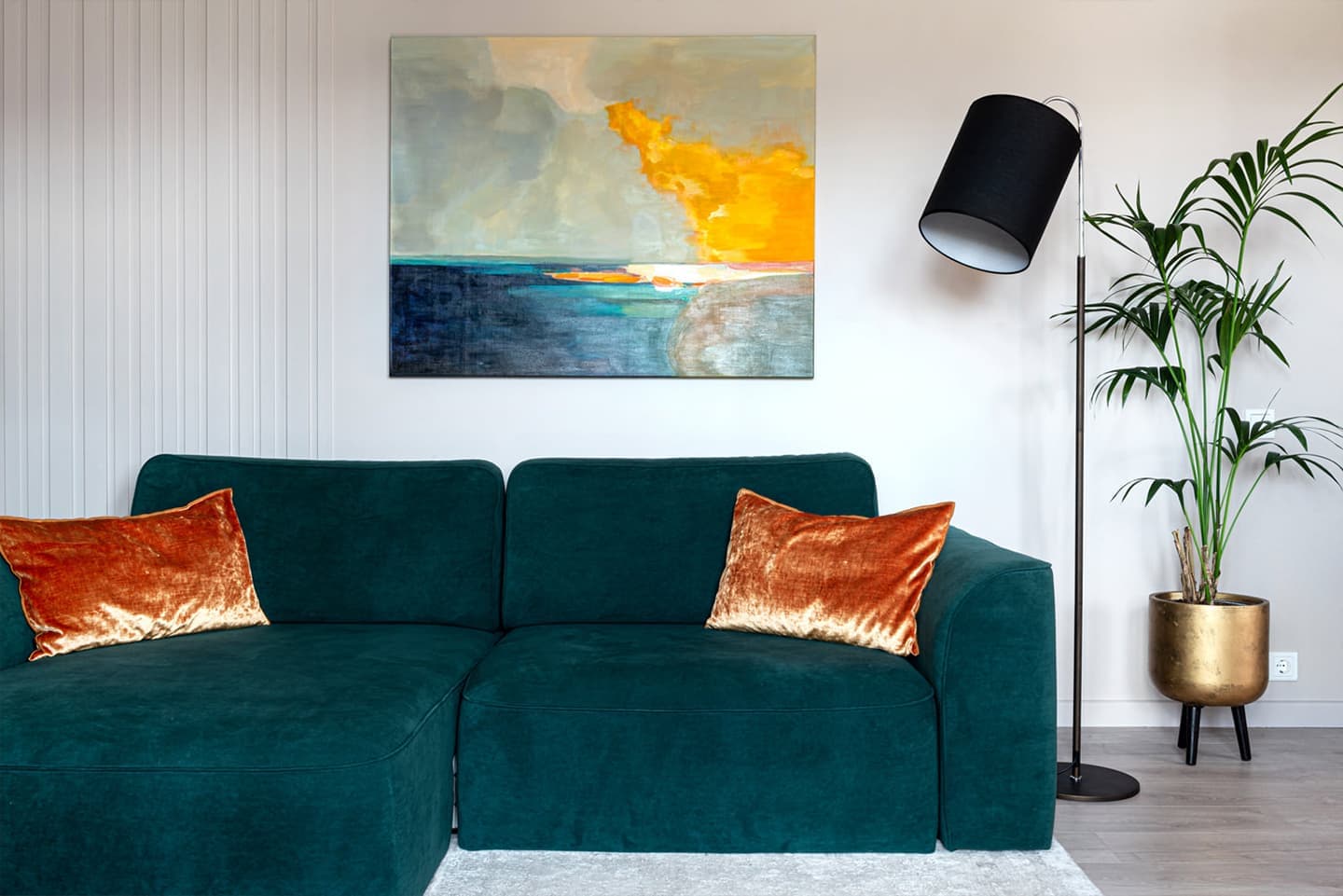 Яркий интерьер квартиры с акцентным кубом санузла и кабинетом в лоджии — проект Евгении Акимовой