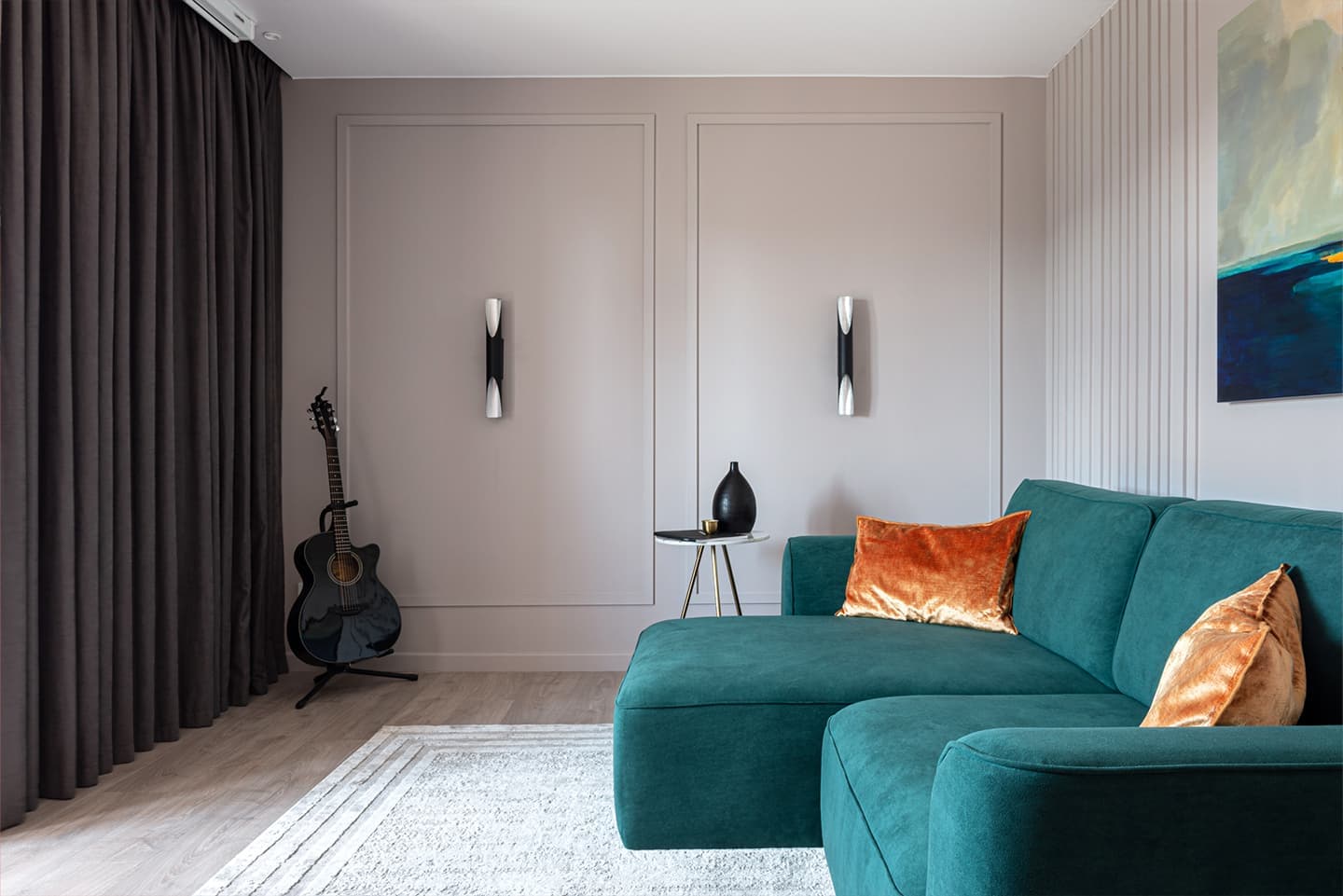 Яркий интерьер квартиры с акцентным кубом санузла и кабинетом в лоджии — проект Евгении Акимовой