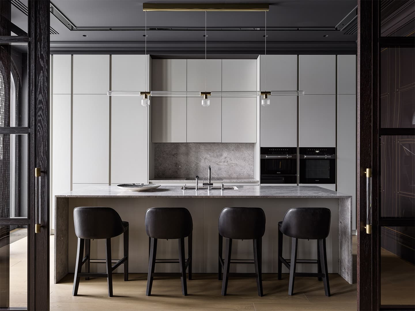 Монохромный интерьер с брутальными фактурами и нестандартными решениями — проект дизайн-бюро BELLARDO