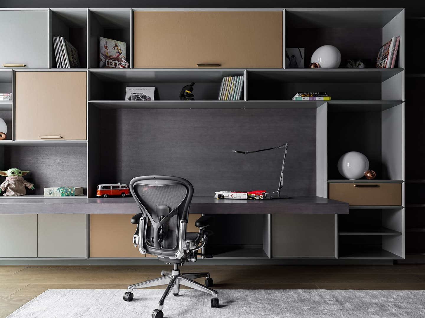 Монохромный интерьер с брутальными фактурами и нестандартными решениями — проект дизайн-бюро BELLARDO