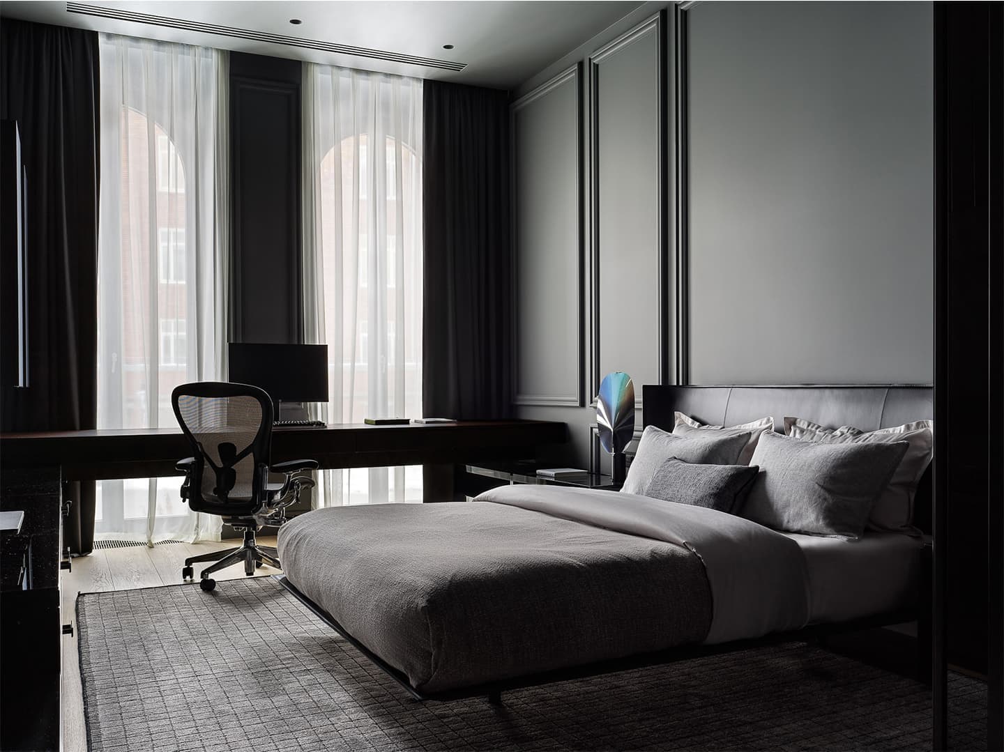 Монохромный интерьер с брутальными фактурами и нестандартными решениями — проект дизайн-бюро BELLARDO