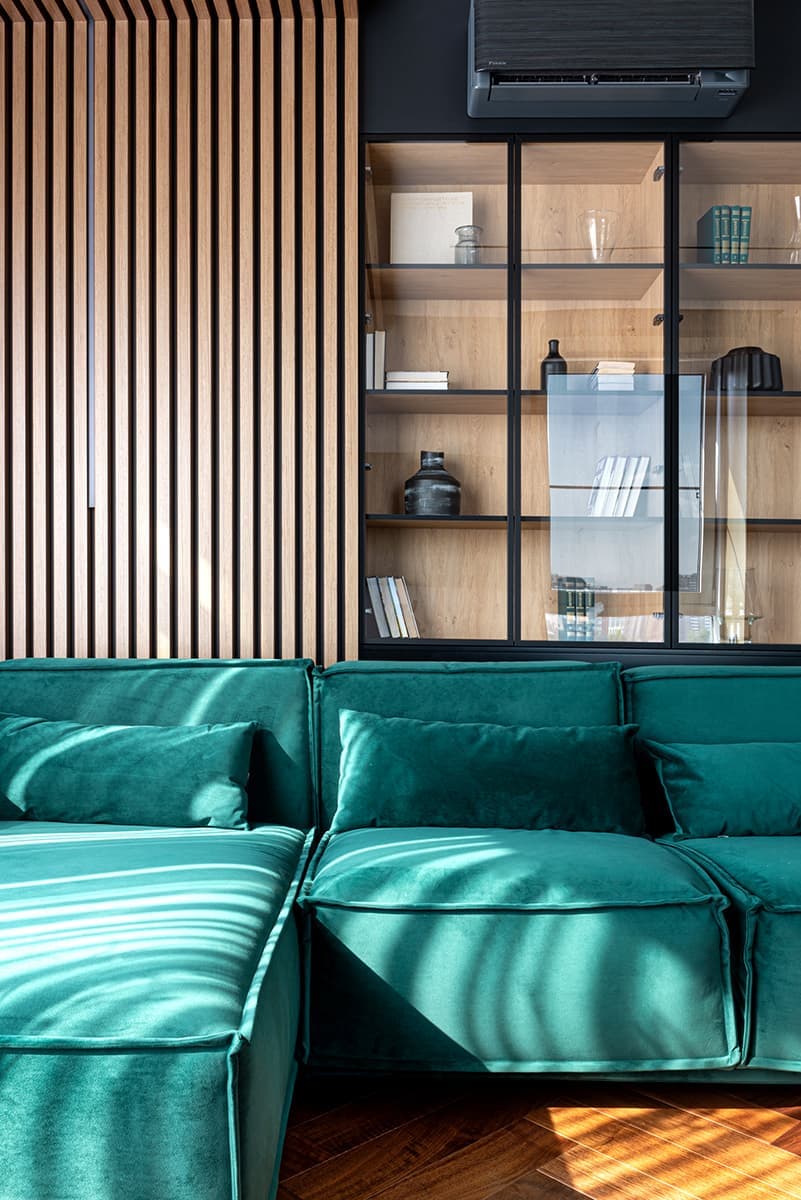 Изумрудные, синие и серые оттенки в интерьере для семьи с двумя дочками — проект Ольги Белогуровой