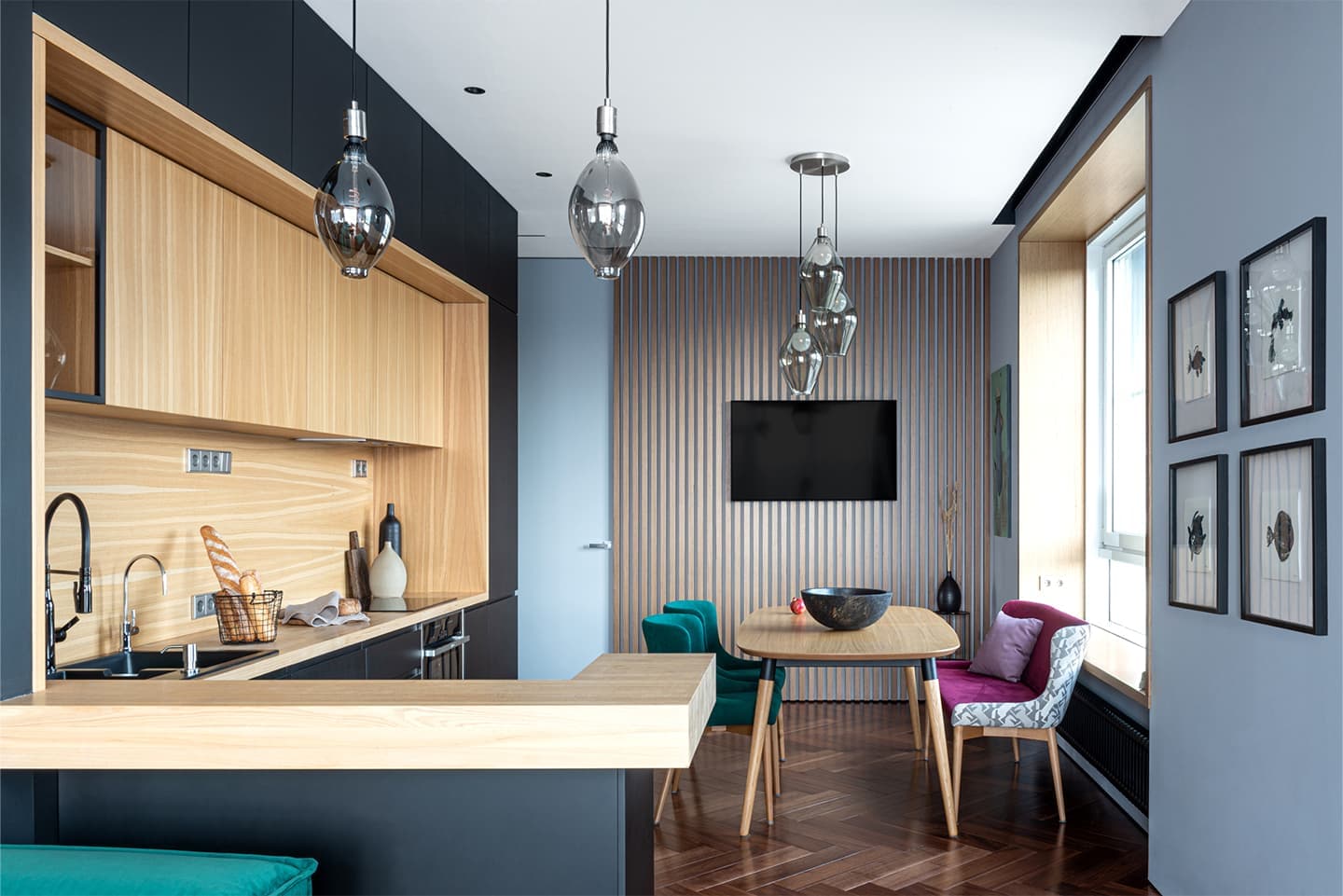 Изумрудные, синие и серые оттенки в интерьере для семьи с двумя дочками — проект Ольги Белогуровой