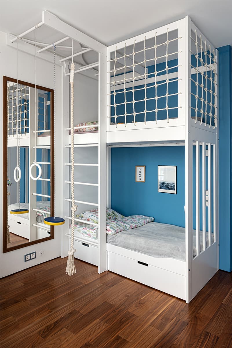 Изумрудные, синие и серые оттенки в интерьере для семьи с двумя дочками — проект Ольги Белогуровой