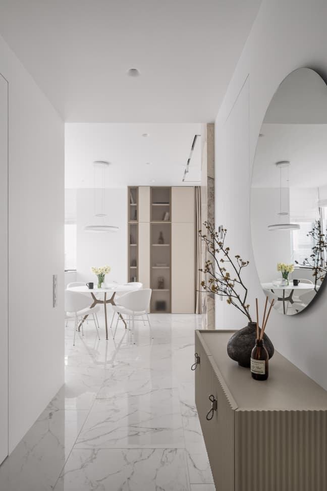 Интерьер видовой квартиры с эффектным светильником из кварцита — проект студии Alexander Tischler