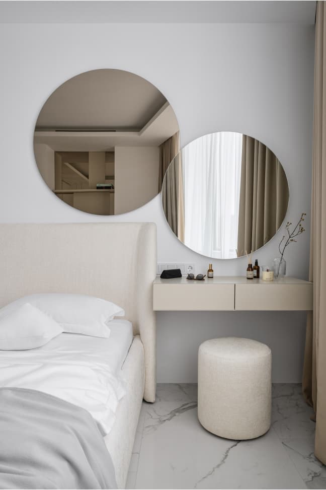 Интерьер видовой квартиры с эффектным светильником из кварцита — проект студии Alexander Tischler