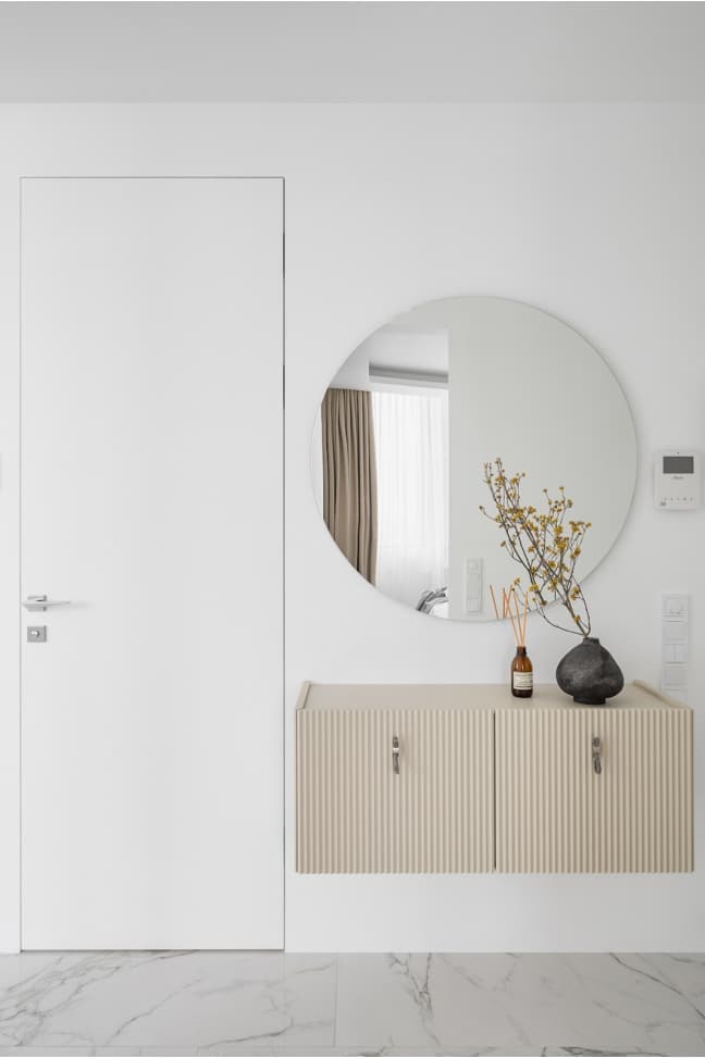 Интерьер видовой квартиры с эффектным светильником из кварцита — проект студии Alexander Tischler