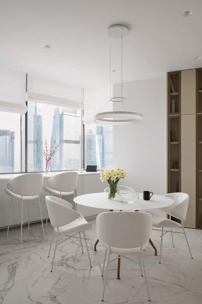 Интерьер видовой квартиры с эффектным светильником из кварцита — проект студии Alexander Tischler