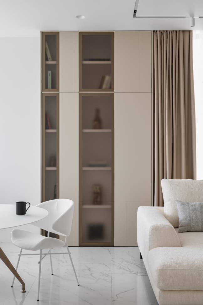 Интерьер видовой квартиры с эффектным светильником из кварцита — проект студии Alexander Tischler