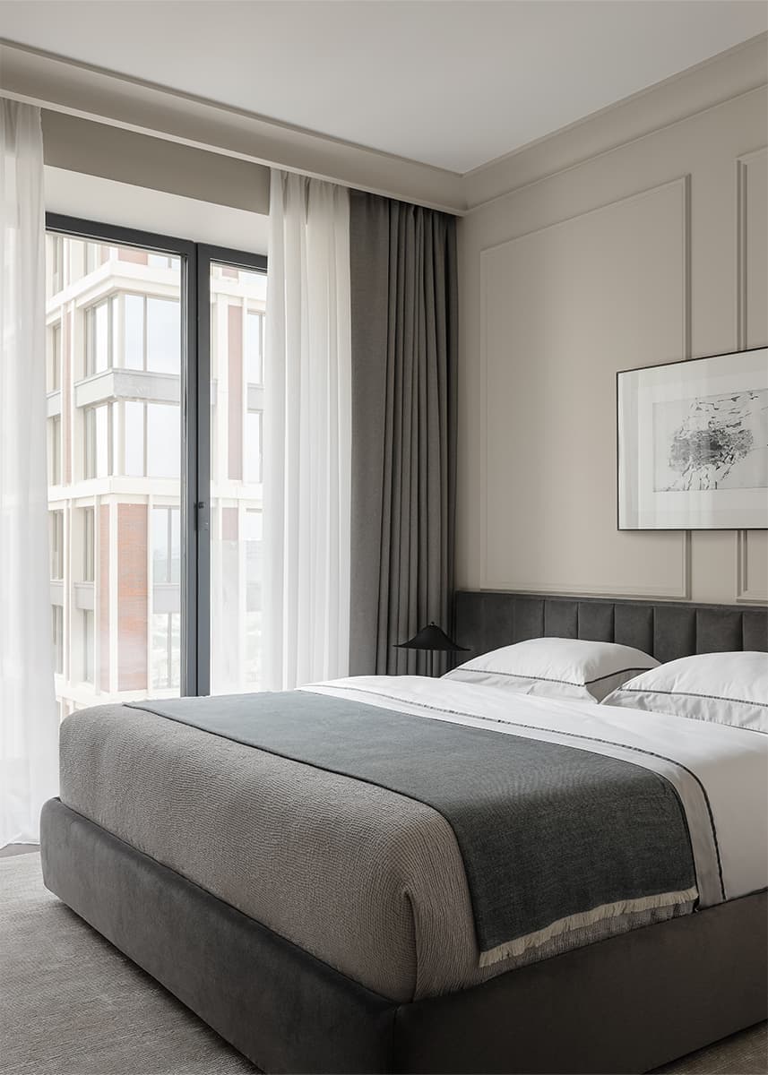 Умиротворенная палитра и элементы классического стиля в интерьере семейной квартиры — проект Аланы Кузнецовой