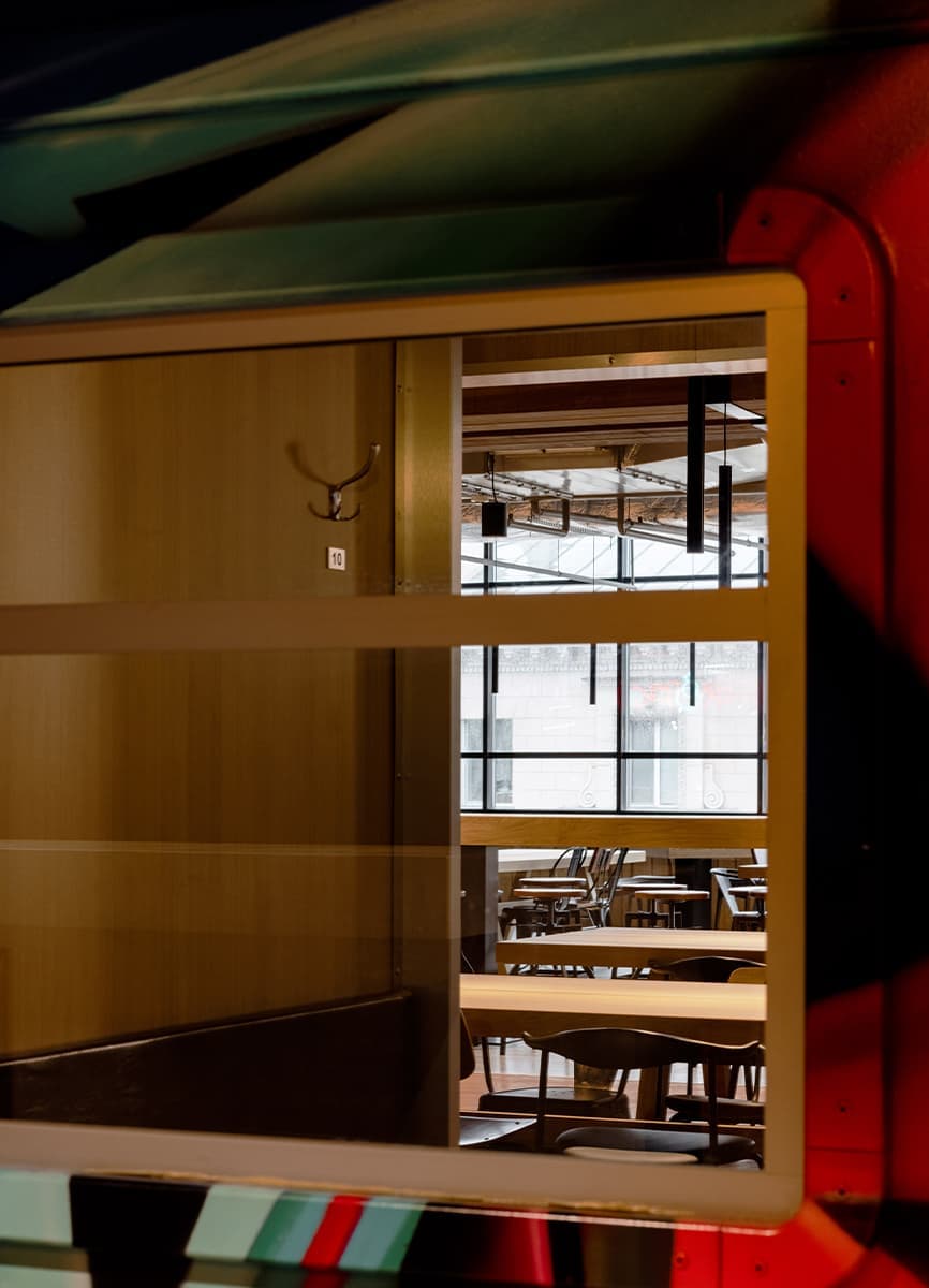 Брутальный интерьер фудмолла в минском торговом центре — проект DUDES architects