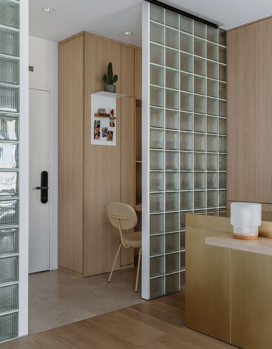 Светлый интерьер пятиугольных апартаментов с зеркалами и стеклоблоками – проект Полины Евдокимовой